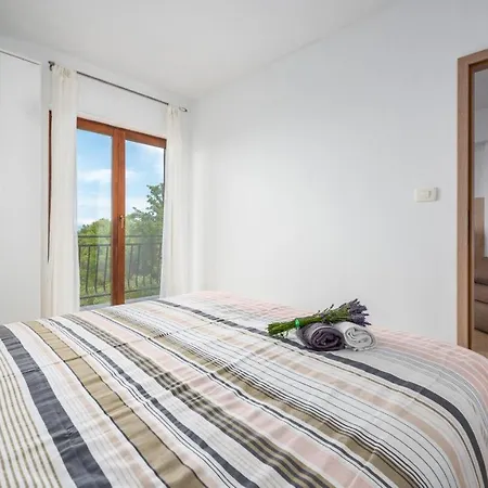 5235-6 In Appartamento *